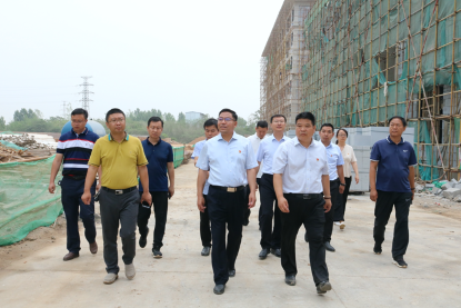 6月15日,山城区区长杨建强到鹤壁市清华园实验学校调研指导工作