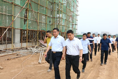 6月15日,山城区区长杨建强到鹤壁市清华园实验学校调研指导工作